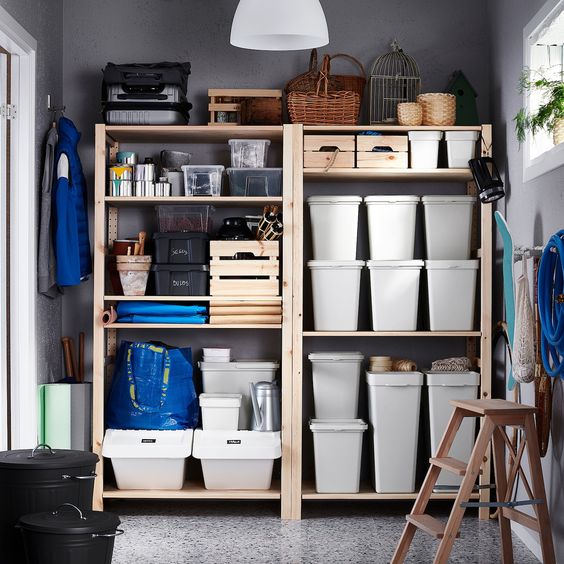 étagère en bois tablettes rangement paniers boites sacs sous sol
